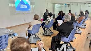adultos mayores tomando un curso en una aula