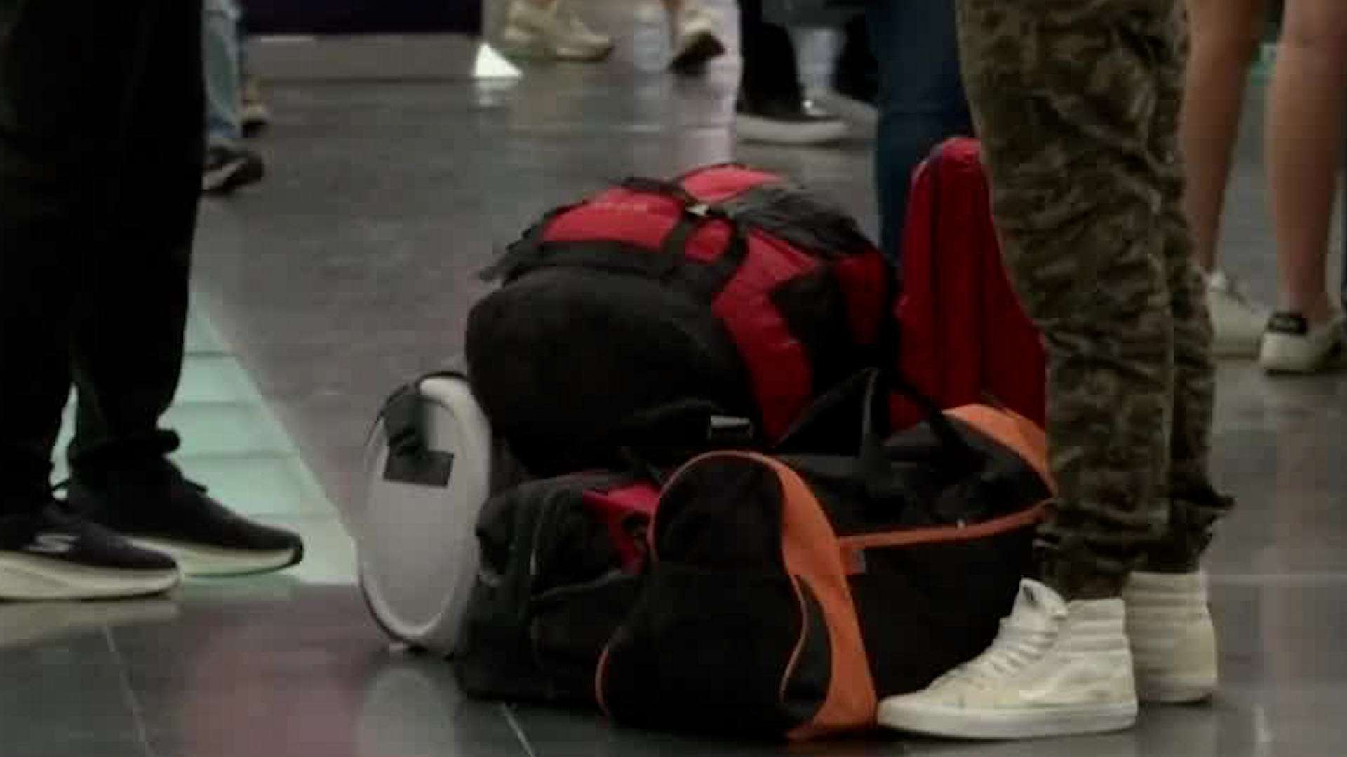 Las lluvias de las últimas horas han afectado cientos de vuelos en el AICMM; por lo que pasajeros han tenido que dormir en las terminales.