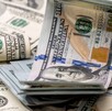 El valor del peso frente al dólar varía diariamente. El valor del peso frente al dólar varía diariamente.