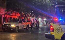 Un hombre en situación de calle resultó gravemente herido luego de que le prendieron fuego de manera intencional durante una riña en Monterrey.