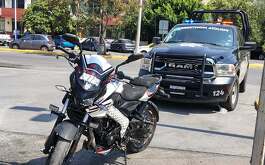 Una motocicleta con reporte de robo fue localizada afuera de una tienda de conveniencia en el Barrio Antiguo en el municipio de Monterrey.