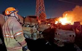Un incendio dentro de un corralón sobre la carretera Monterrey-Monclova dejó decenas de vehículos calcinados en el municipio de El Carmen, Nuevo León.