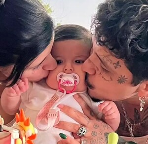 Cazzu dejó entrever en una entrevista en el aeropuerto de Ciudad de México, que Christian Nodal ha sido un padre ausente en la vida de su hija.