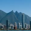 Playa en Monterrey con el cerro de la Silla de fondo