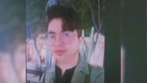 El joven habría sido atacado por dos hombres, quienes además de cometer el crimen también habrían sustraído objetos de valor del domicilio.
