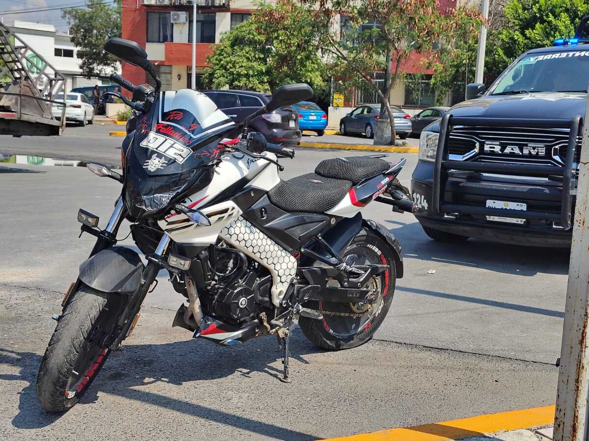 Una motocicleta con reporte de robo fue localizada afuera de una tienda de conveniencia en el Barrio Antiguo en el municipio de Monterrey.