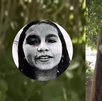 Nelli Harrison, de 11 años, fue sustraída por su padre en un presunto caso de violencia vicaria. Su madre y colectivos exigen su localización urgente.