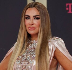 Ninel Conde, actriz y cantante mexicana, debe su nombre real a su madre y ha destacado en telenovelas, música y presentaciones en vivo.