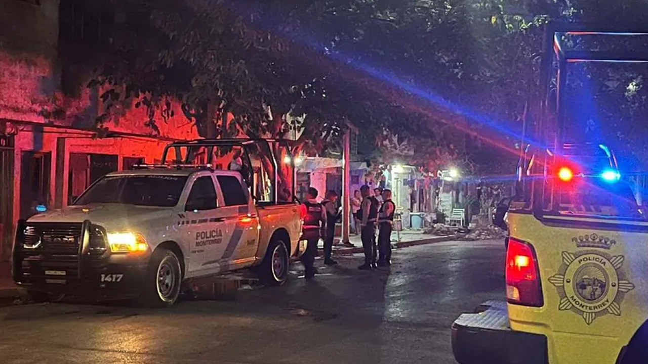 Luego de que le prendieran fuego de manera intencional, un hombre en situación de calle resultó gravemente herido en calles de la colonia Victoria, Monterrey.