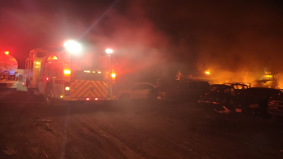 Un incendio dentro de un corralón sobre la carretera Monterrey-Monclova dejó decenas de vehículos calcinados en el municipio de El Carmen, Nuevo León.
