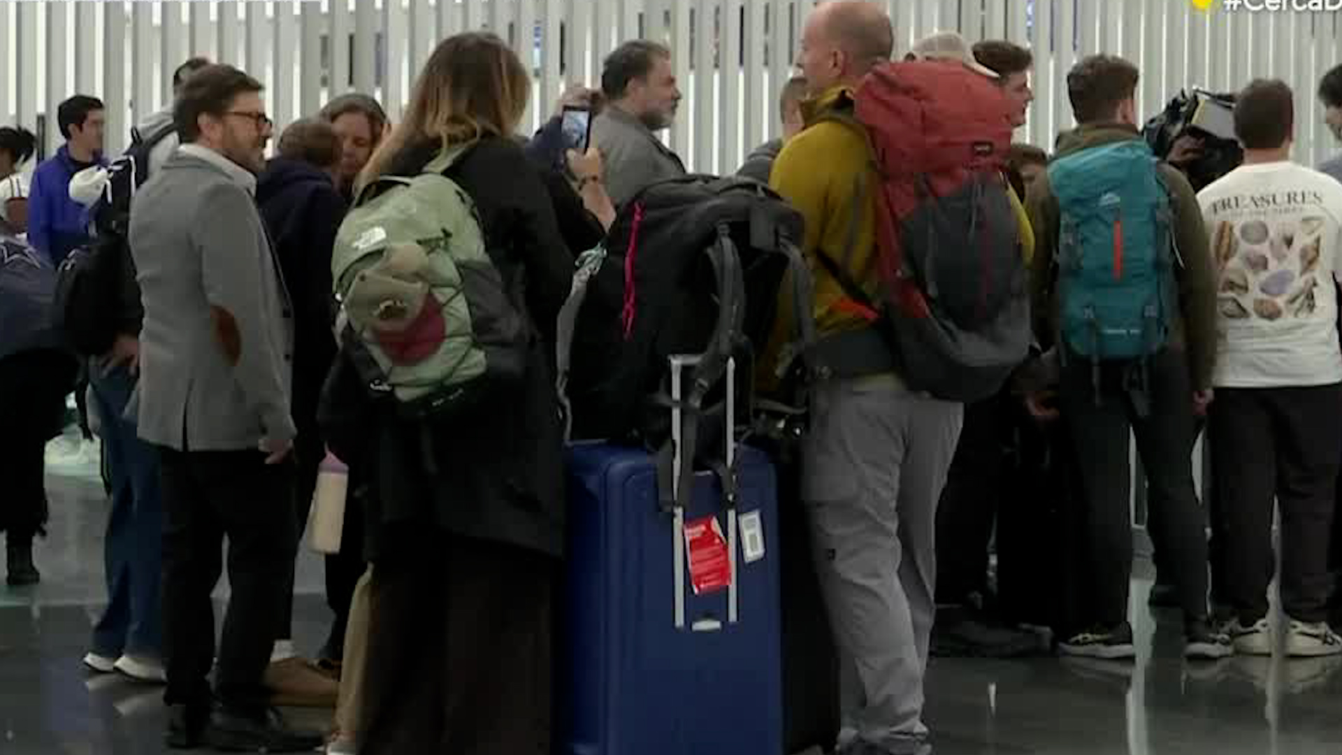 De acuerdo con un reporte del propio AICM, al rededor de las dos de la madrugada, se reportaron afectaciones que se fueron prolongando en algunas pistas.