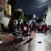 A unos minutos de concluir la fiesta patronal en la colonia Santa Clara, una riña campal entre dos grupos de pandilleros escaló a un enfrentamiento armado. A unos minutos de concluir la fiesta patronal en la colonia Santa Clara, una riña campal entre dos grupos de pandilleros escaló a un enfrentamiento armado.