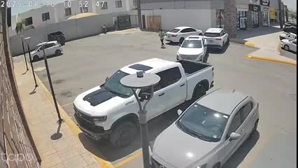 Captan a hombre que chocó auto estacionado y huyó del lugar en Torreón.