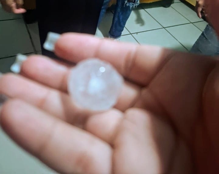 Granizo impresiona a vecinos de colonias de Guadalajara tras tormenta