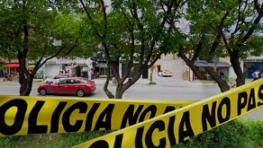 Una motocicleta tripulada por dos personas alcanzó a los ocupantes de la camioneta frente a la Prepa Oficial de León para abrir fuego