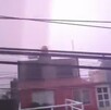 Usuarios en redes sociales compartieron videos donde se vieron rayos durante la madrugada de este 12 de agosto.