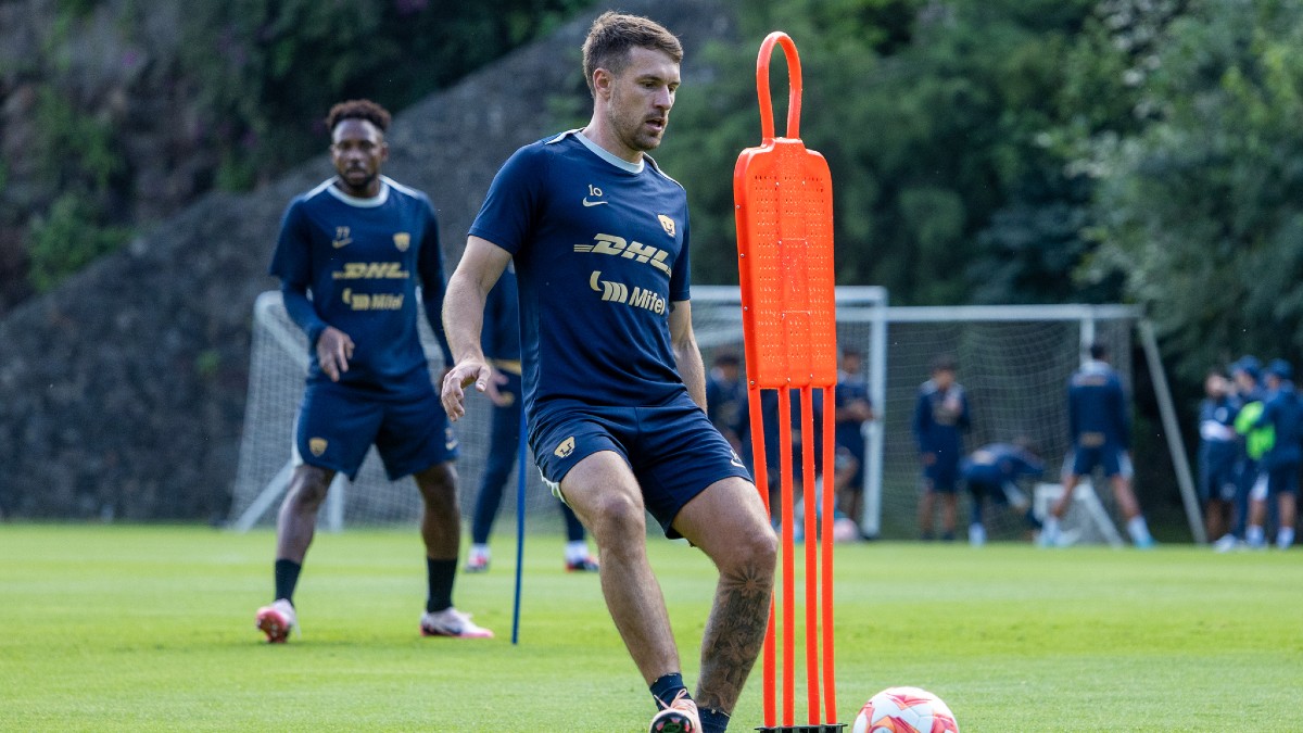 El mediocampista galés fue captado entrenando al parejo de sus compañeros en Pumas, lo que brinda una luz de esperanza para quienes ansían su debut.