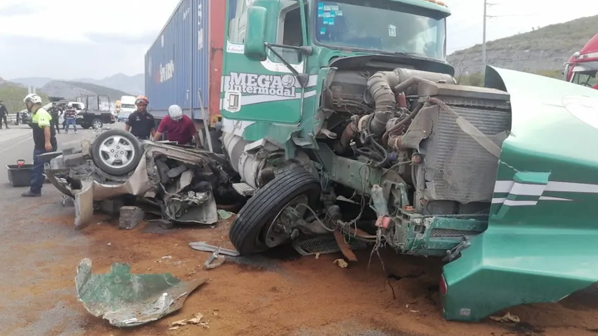 El percance involucró a un tráiler, de más de tres toneladas, un camión de carga y un vehículo particular.
