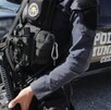 Uno de los agentes fue visto levantando casquillos y colocándolos en los pantalones de las víctimas. Uno de los agentes fue visto levantando casquillos y colocándolos en los pantalones de las víctimas.