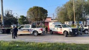 Autoridades investigan el asesinato de dos hombres sobre la calle Mexiquense, en Ecatepec.