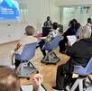 adultos mayores tomando un curso en una aula adultos mayores tomando un curso en una aula