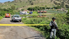 Misterioso hallazgo de un cuerpo en una presa de Zapopan conmociona a una comunidad wixarika, mientras autoridades investigan las causas de la muerte.