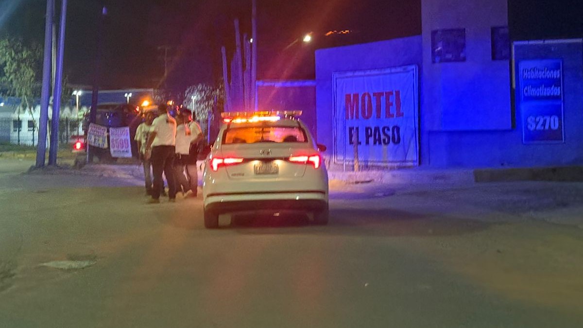 Elementos de Tránsito y Vialidad, paramédicos de la Cruz Roja y peritos municipales arribaron al sitio. Elementos de Tránsito y Vialidad, paramédicos de la Cruz Roja y peritos municipales arribaron al sitio.
