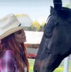 elena larrea con un caballo