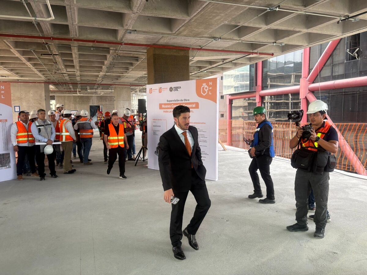 El gobernador de Nuevo León, Samuel García supervisa la construcción del nuevo cuartel general de Fuerza Civil en la avenida Morones Prieto.