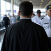Arrestan en Aeropuerto de Guadalajara a sacerdote colombiano acusado de abusar sexual infantil; diócesis en varios países habrían advertido sobre él.