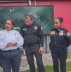 Niña de 8 años comentó que a los oficiales que escapó de su casa porque no había comida y la maltrataban su padre y su padrino. Niña de 8 años comentó que a los oficiales que escapó de su casa porque no había comida y la maltrataban su padre y su padrino.