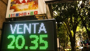 El valor del peso frente al dólar varía diariamente.