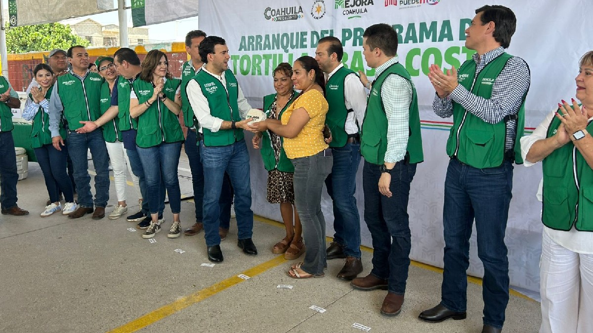 Con una entrega simbólica de 300 kilogramos de tortilla gratuita, se dio el banderazo de salida al programa de venta de tortillas a bajo costo en Torreón.