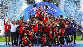 Atlas levantando el trofeo del Clausura 2022 y el Campeón de Campeones.