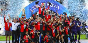 Atlas levantando el trofeo del Clausura 2022 y el Campeón de Campeones.
