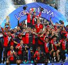 Atlas levantando el trofeo del Clausura 2022 y el Campeón de Campeones.