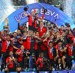 Atlas levantando el trofeo del Clausura 2022 y el Campeón de Campeones.