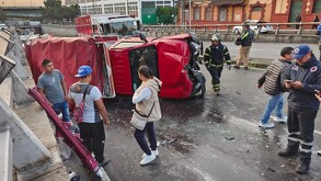 Auto vuela y choca contra camión en avenida Observatorio, alcaldía Miguel Hidalgo, Ciudad de México.