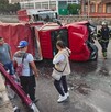 Auto vuela y choca contra camión en avenida Observatorio, alcaldía Miguel Hidalgo, Ciudad de México.