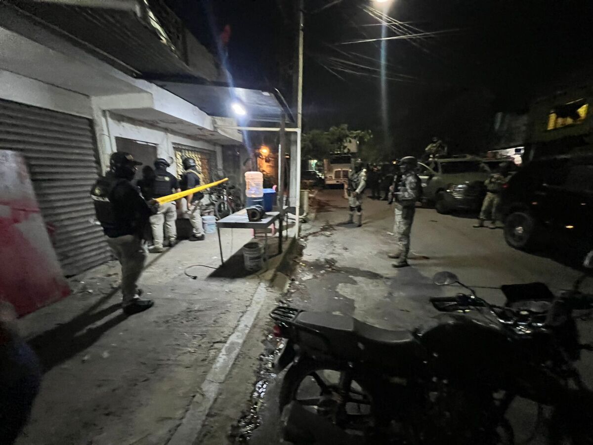 Una familia fue desalojada de su casa por un cateo de autoridades estatales ligado a una investigación por narcomenudeo en Monterrey.