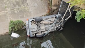 Camioneta cae cuatro metros a un canal en Guadalajara; conductora sobrevive ilesa gracias a la ayuda de vecinos antes de la llegada de autoridades.