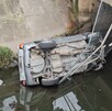 Camioneta cae cuatro metros a un canal en Guadalajara; conductora sobrevive ilesa gracias a la ayuda de vecinos antes de la llegada de autoridades.