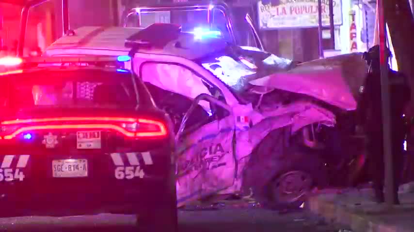 Dos patrullas de la Policía de Monterrey protagonizaron un fuerte accidente en la colonia Industrial tras chocar entre sí cuando realizaban una persecución.