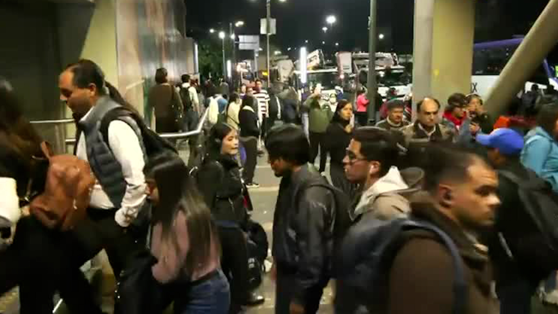 Personal del Metro ofrecerán un servicio provisional hacia ambos sentidos de la línea 2, mientras los usuarios buscan más alternativas.