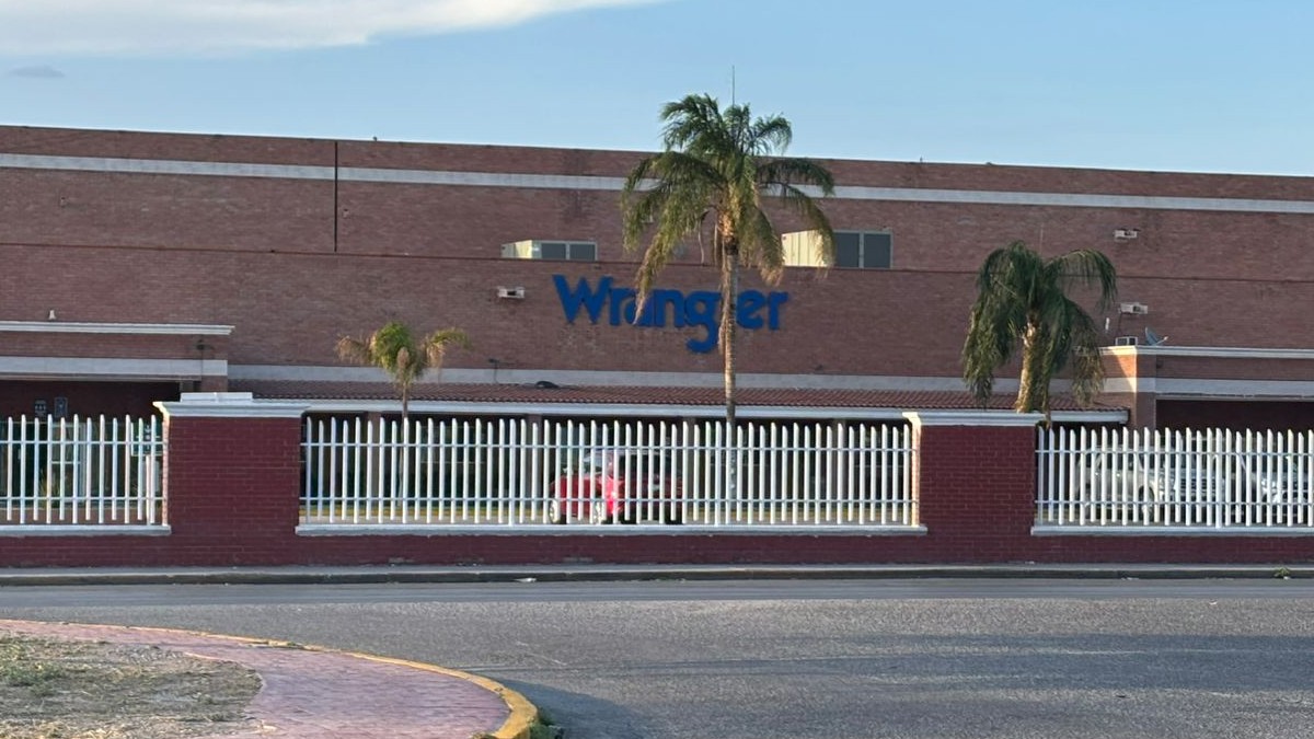 La compañía, perteneciente a Kontoor Brands, explicó que la decisión obedece a una evaluación global de su cadena de suministro y a un análisis estratégico