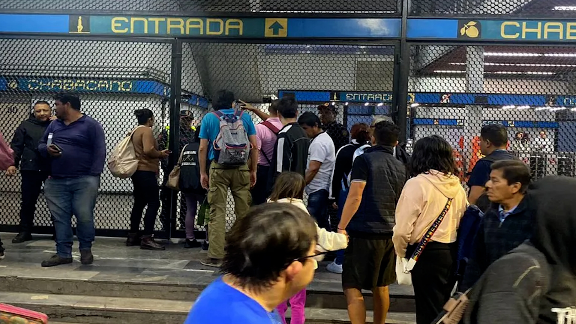 Una falla en la estación Pino Suarez provocó el desalojo de miles de usuarios en toda la línea.