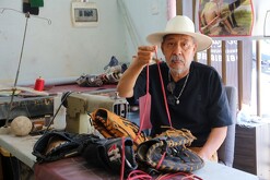 Don Manuel deja el alma en cada puntada a los guantes. / Roberto Alanís