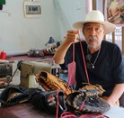 Don Manuel deja el alma en cada puntada a los guantes. / Roberto Alanís