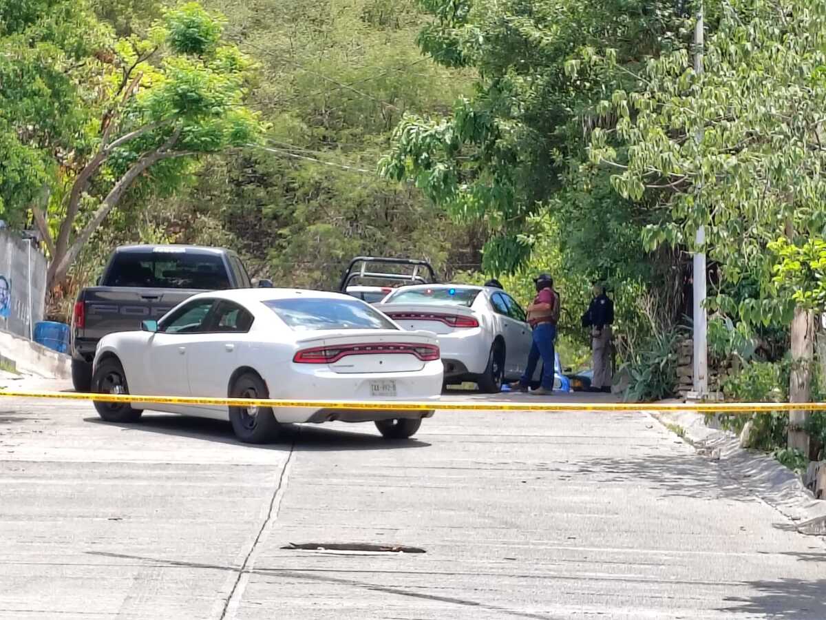 Autoridades estatales catearon dos viviendas en Santiago, Nuevo León que presuntamente operarían como narcotienditas.