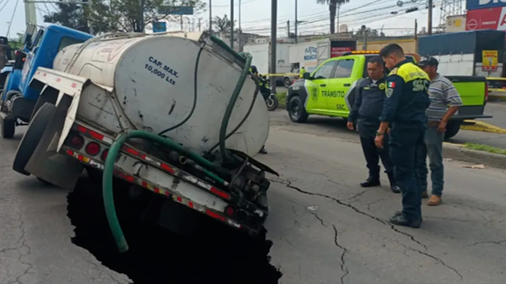 Este socavón en calzada Ignacio Zaragoza tiene un diámetro de tres metros y una profundidad de 10 metros, aproximadamente; autoridades trabajan en la zona.